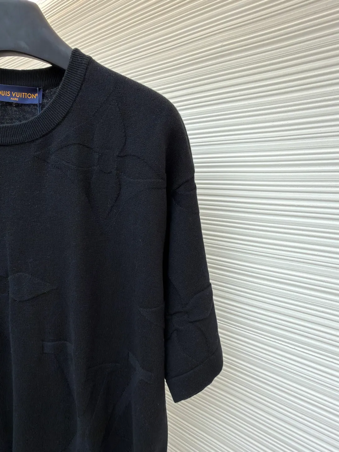 LOUIS VUITTON Four-leaf clover woolen short-sleeve ●Original version: purchased and developed for 10800 ●Item number: 1681109-A55 ●Fabric: combed cotton fabric ●Technology: woolen fabric ●Version: fitted version ●Weight: about 265 grams ●Size: XS-S-M-L ●Description: The wool material is made of 40s double-ply 100% combed cotton yarn, and the machine uses 14 needles and 2 yarns to weave the piece. A single piece takes 160 minutes per piece, 20 minutes for plate sewing, manual quality inspection, and specific three-standard washing. The overall wiring is straight and delicate, the fabric is comfortable and soft, and the color is consistent without color difference. It can be matched with the same style to create a fashionable look and control various occasions. Customized accessories, complete with three standards, same style for men and women!